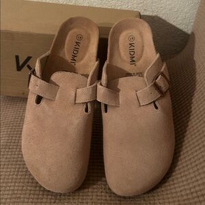 Kidmi Tan womens suede clogs size 9 new